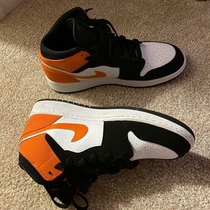 Air Jordan 1 Mid ‘Shattered Blackboard’